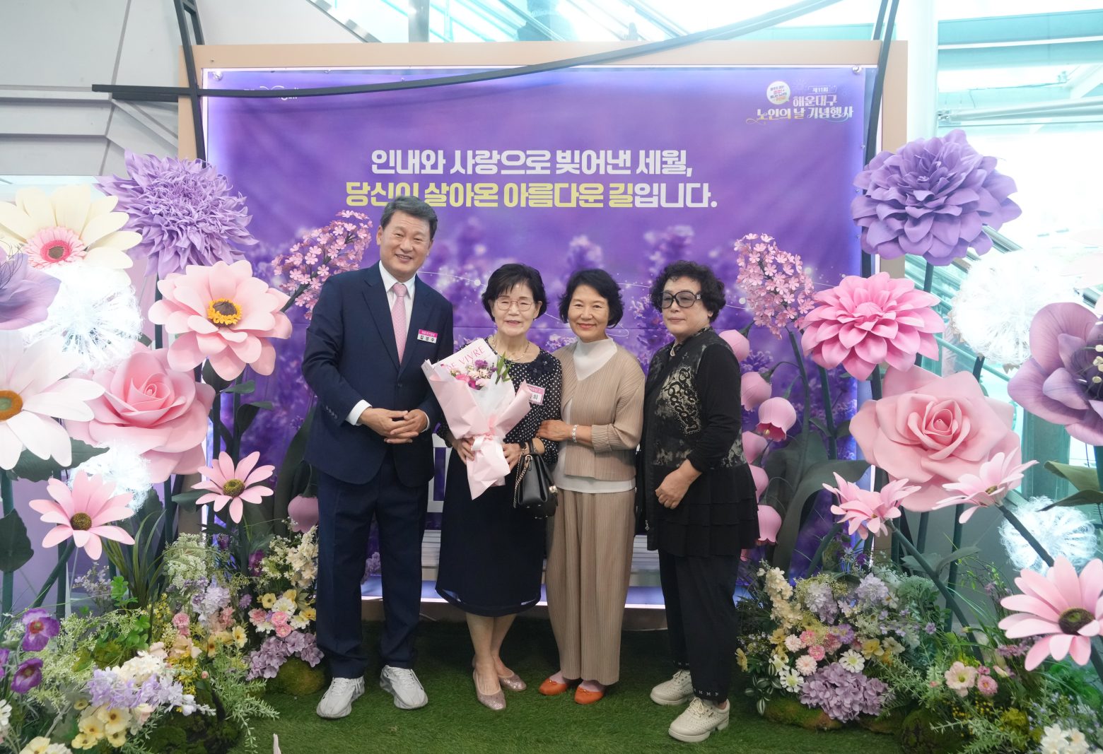 261012-제11회 해운대구 노인의날 기념행사 (행사 후 기념촬영)